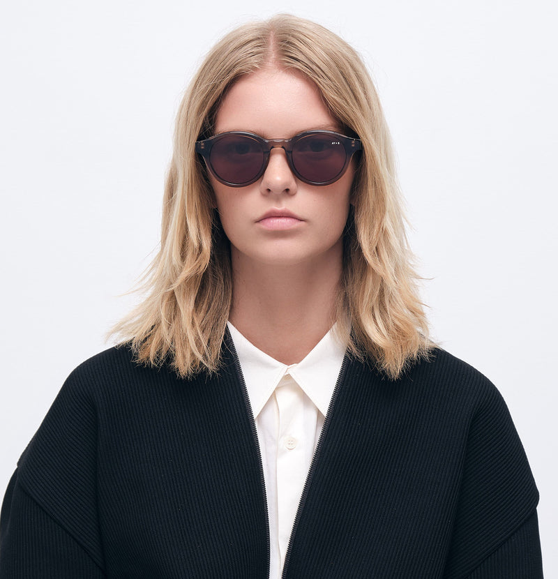 Noble - Transparent coffee brown - James Ay - Model